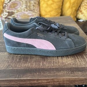 Women’s Puma grey suede w pink accent size 8. New without tags